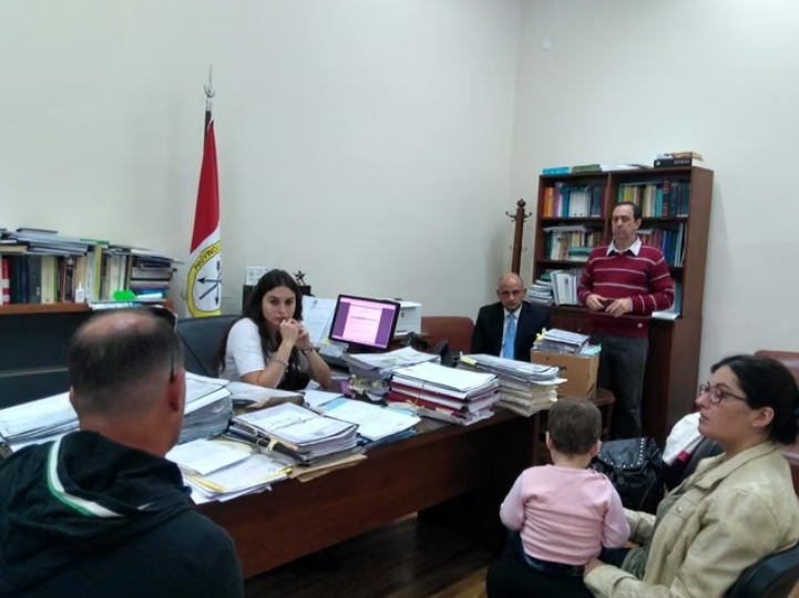La familia de Zoe Giraudo durante una reunión mantenida en el ámbito de la Procuración santafesina. El caso iniciado por vecinos de Sastre atravesó todas las instancias judiciales hasta quedar definitivamente firme.