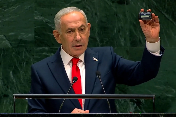 Benjamin Netanyahu sosteniendo un busca © Imagoeconomica