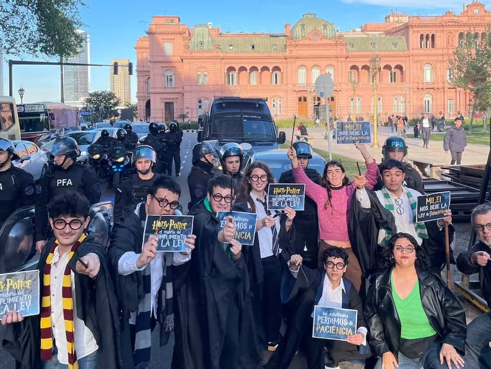 Estudiantes marcharon vestidos de Harry Potter Gentileza -