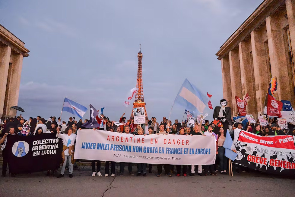 Protesta contra Javier Milei en París. Claudio Casparrino