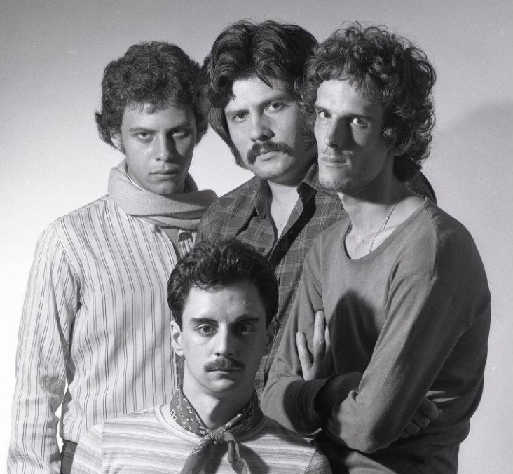 Spinetta (derecha) junto a la banda Invisible.