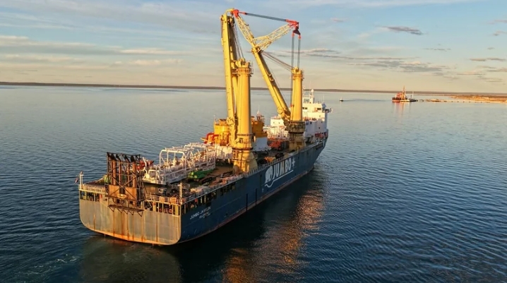 Las dos monoboyas que integrarán el sistema offshore de VMOS llegaron desde Emiratos Árabes Unidos al Puerto de San Antonio Este, en Río Negro.