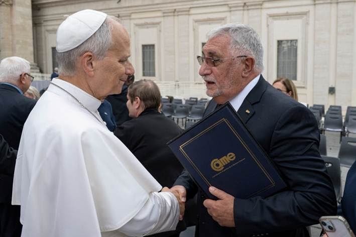 Ricardo Diab y el Papa con el documento que firmaron entidades pymes de todo el país