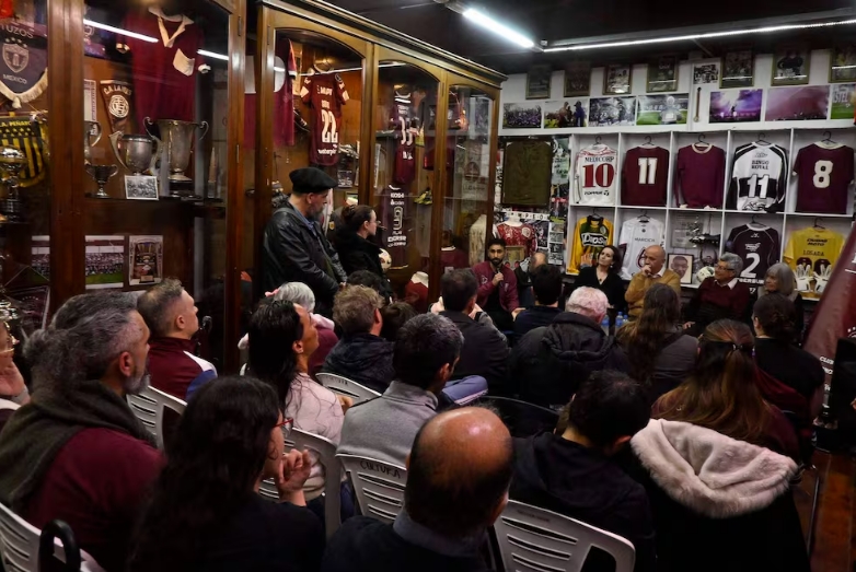 Documentos Víctor De Gennaro, María Elena Saraví y Nicolás Russo durante el acto de reparación. PRENSA LANUS