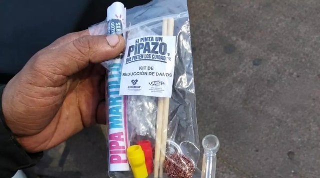 Ante el aumento del consumo, repartieron kit de elementos para reducir daños producidos por el crack.