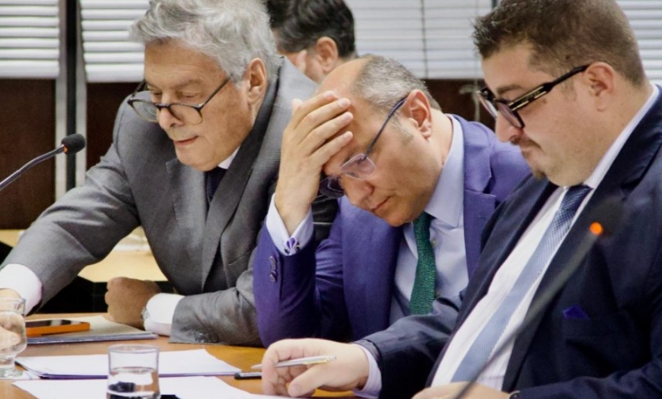 El juez Salmain (centro) con sus abogados José Manuel Ubeira y Yamil Castro Bianchi