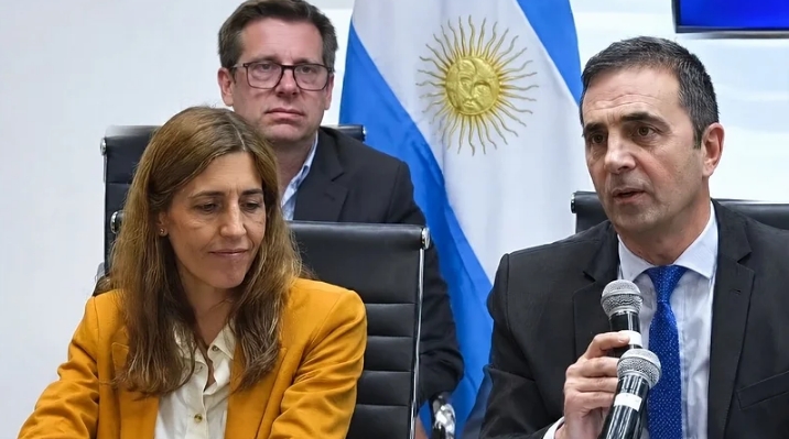 Secretario de Trabajo, Julio Cordero, y Claudia Testa