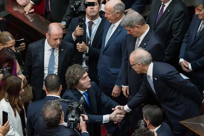 Javier Milei saluda a los jueces de la Corte Suprema de Justicia. noticias argentinas