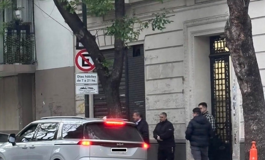 Sergio Massa sale del departamento de Cristina.