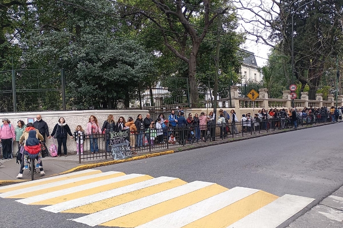 El año pasado realizaron un abrazo en esta escuela tras el anunció de cierre de grados.