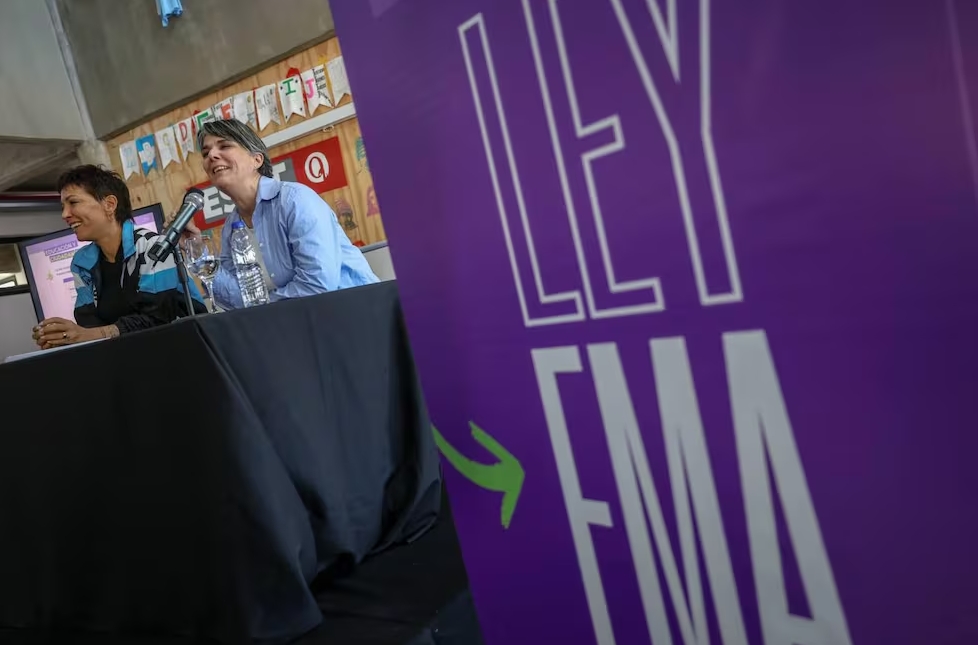 Mayra Mendoza junto a Laura, la mamá de Ema Bondaruk, en una de las jornadas por la Ley Ema. Gentileza -