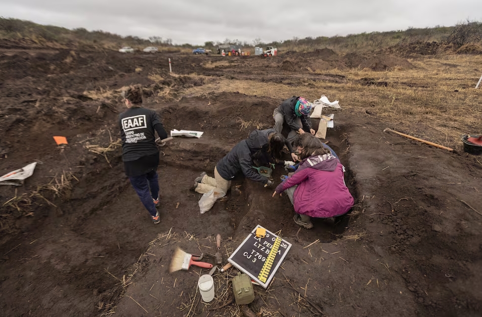 Miembros del Equipo de Antropología Forense durante sus trabajos en La Perla. Alvaro "Chino" Corral EAAF