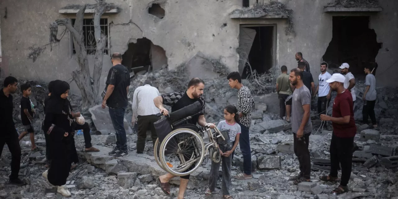Deir El-Balah, en el centro de la Franja de Gaza, el 29 de julio de 2026. Los palestinos inspeccionan edificios dañados y destruidos después de haber sido blanco de ataques israelíes la noche anterior. EYAD BABA / AFP