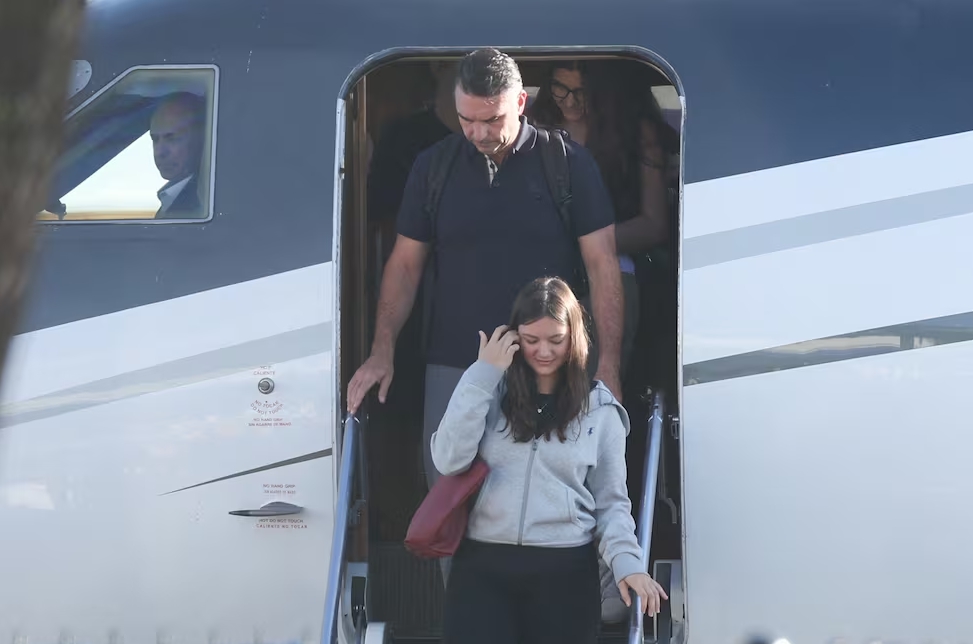 Bolsonaro Flavio Bolsonaro baja del avión que lo llevó, junto a su familia, desde Argentina hasta los Estados Unidos. RICARDO ARDUENGO. AFP